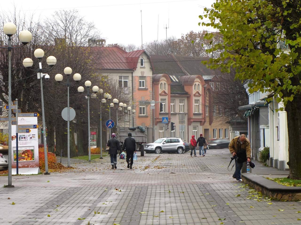 Jūrmalos Jomo gatvė rudenį: lempų eilė, pėsčiųjų gatvė ir spalvingi nukritę lapai